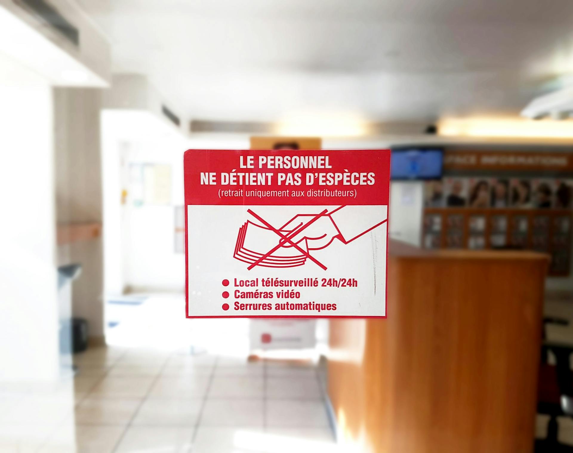 Une affiche signalétique indiquant que le personnel de la Caisse d'Épargne ne possède pas d'argent sur eux.