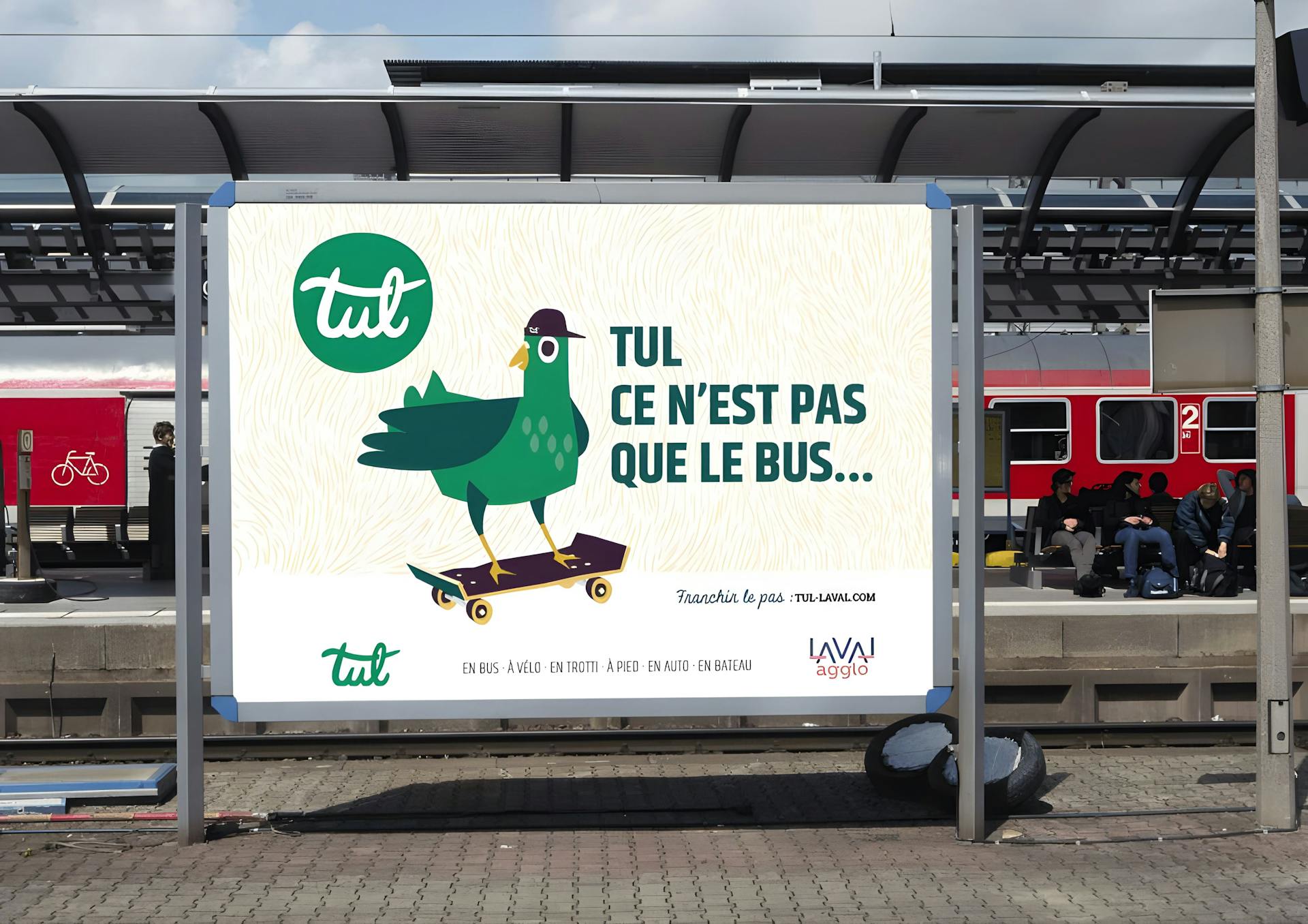 Mise en scène d'une campagne de communication sur panneau publicitaire sur les nouveaux services de la marque TUL.