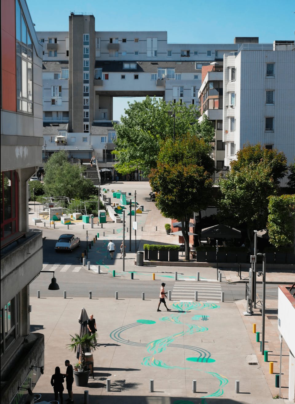 Vue éloignée de la place Mendes France où siège la Vallée d'Art du Déplacement à Evry-Courcouronnes.