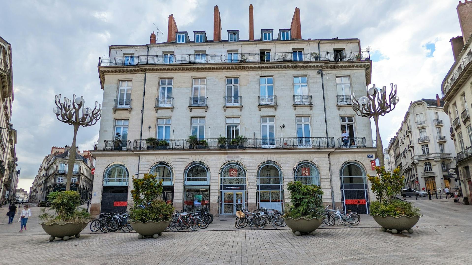 Le bâtiment place Graslin abritant l'agence de la Caisse d'Épargne. 