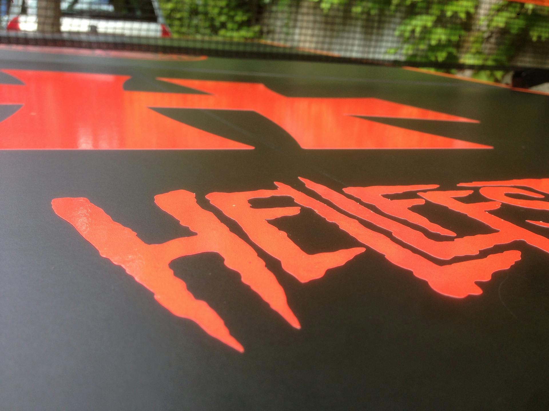 Logo de l'Hellfest appliqué sur une table de bière-pong Jägermeister.