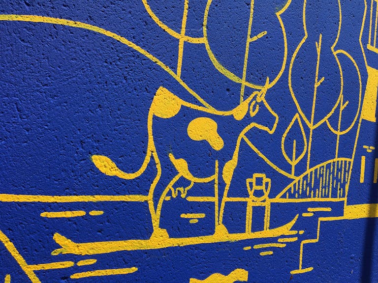 Plan rapproché d'une illustration de vache apposée sur la fresque murale rue Biesse Nantes.