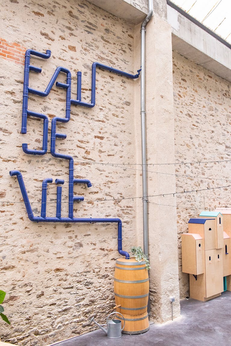 Décoration murale de tuyaux couleur bleu foncée dans leurs locaux.