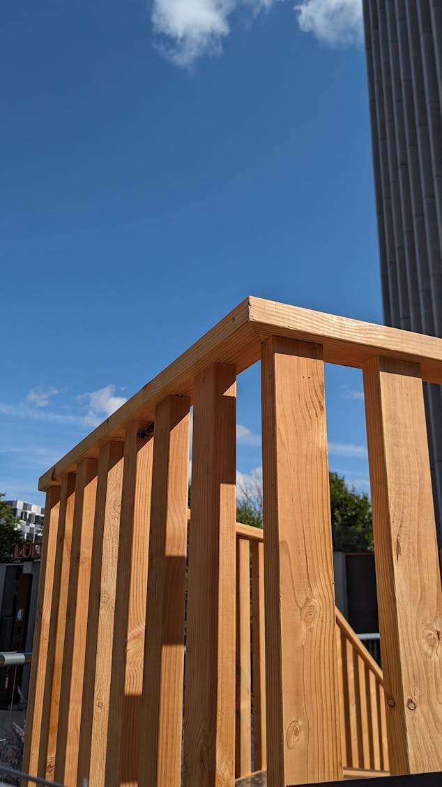 Détails de la structure d'un promontoire en bois réalisé par l'agence de design Studio Katra.