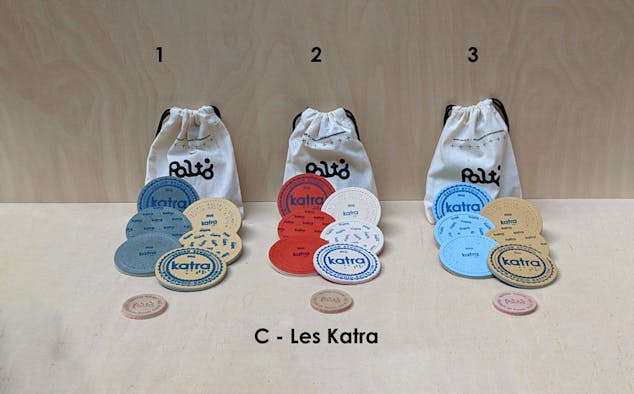 Exposition du contenu d'un sac de palet breton d'intérieur, disposant de trois variantes de couleurs basées sur des designs représentant le Studio Katra..