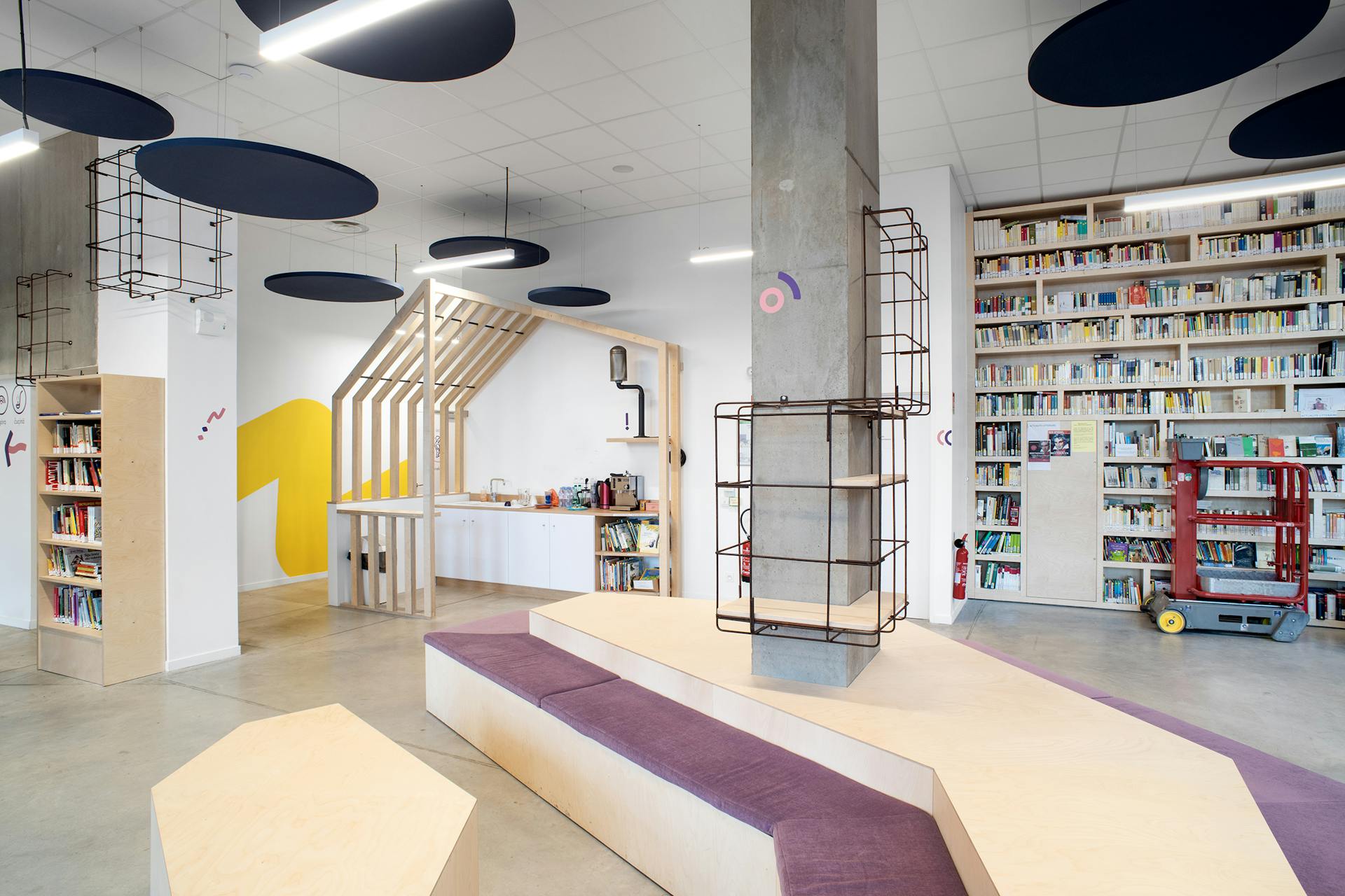 L'une des salles de d'Europa Nantes aménagée par le Studio Katra. Mise en place d'un espace d'échanges et de détente à l'aide d'assises et de rangements pour livres.