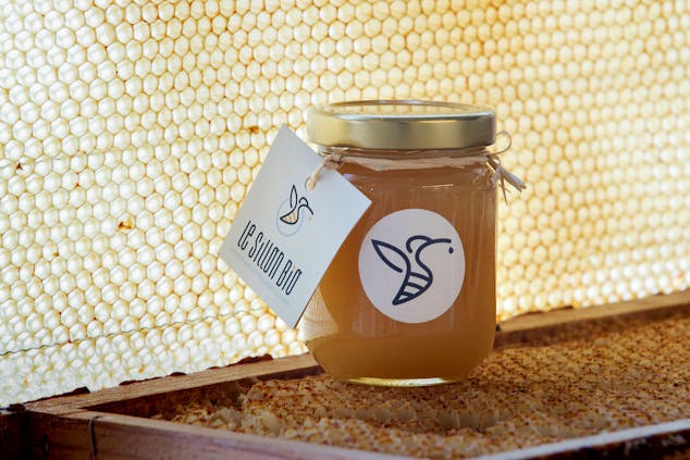 Design produit d'un pot de miel du Sillon Bio réalisé par l'agence du Studio Katra.