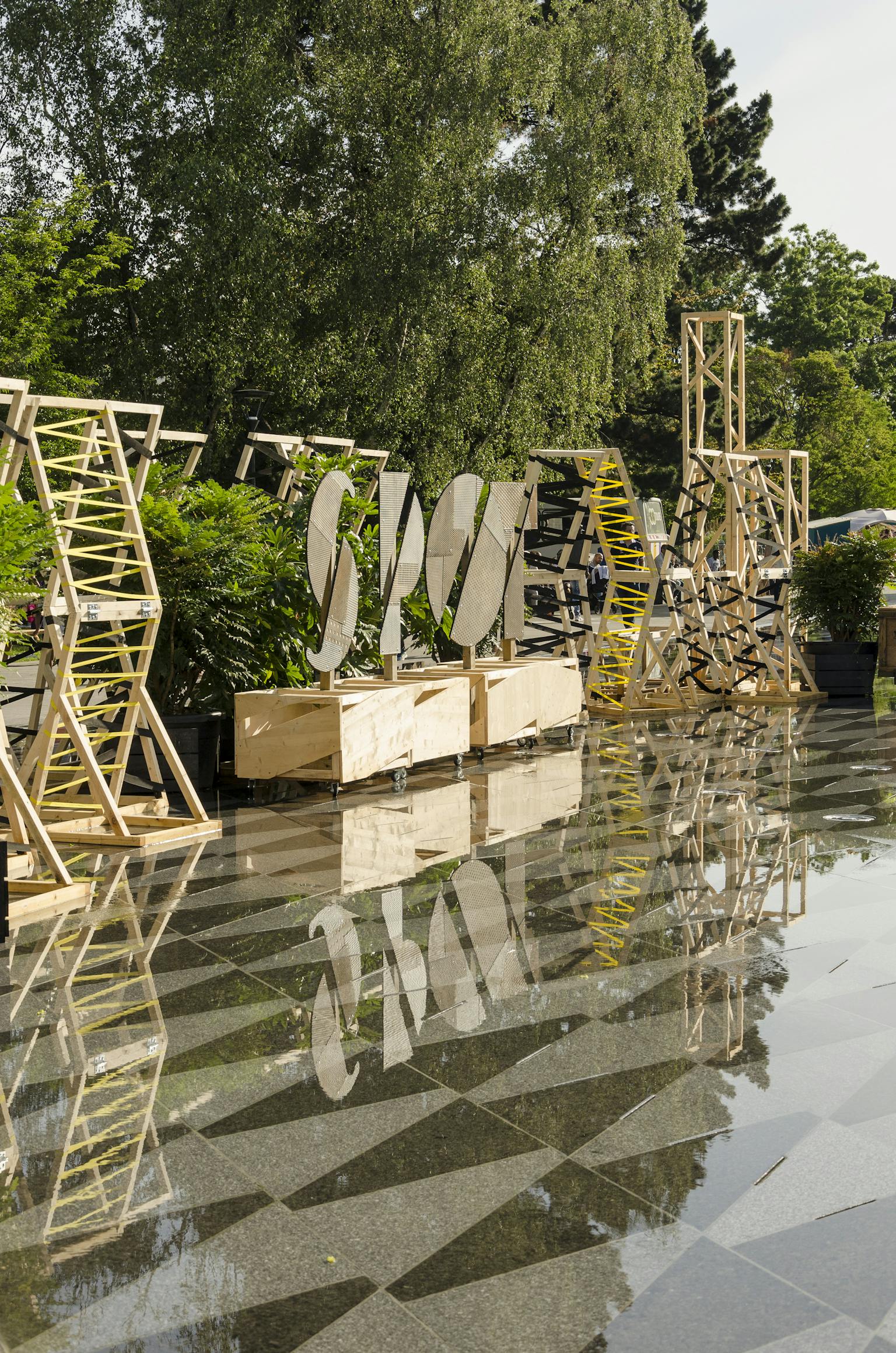 Plan flou de l'enseigne en bois du festival nantais SPOT, conçue par le Studio Katra.