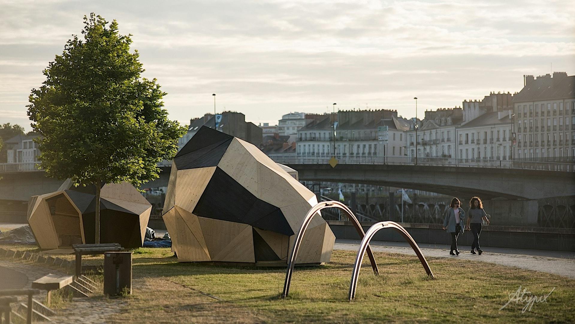 Les modules en toile de jute du concept "Pointe Noire" pensés par le Studio Katra, sur les berges de l'Île de Nantes.