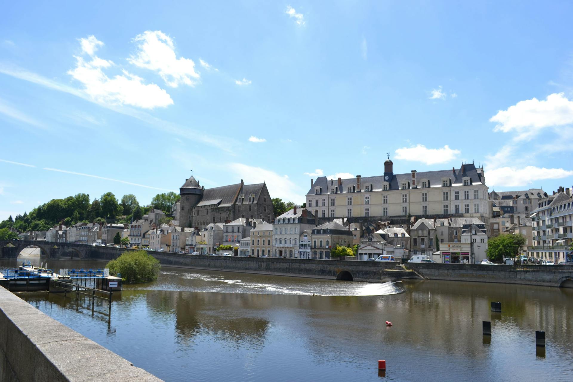 Une photo de la Mayenne traversant Laval.