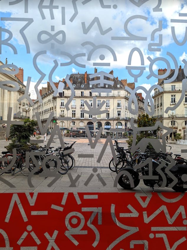 Une vitrophanie du nouveau vocabulaire de formes de la Caisse d'Épargne, place Graslin à Nantes.