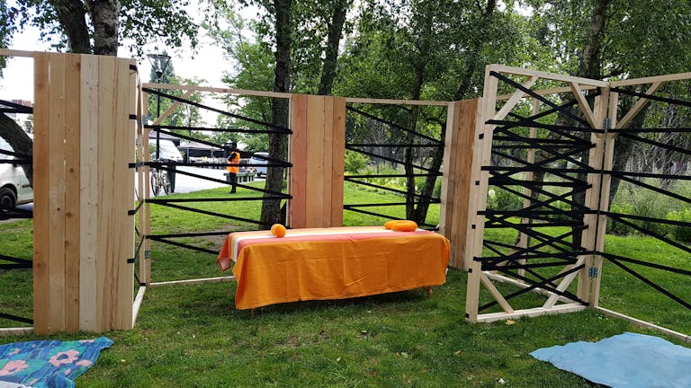 Table de massage pour le festival SPOT de 2017 par l'agence de design Studio Katra.