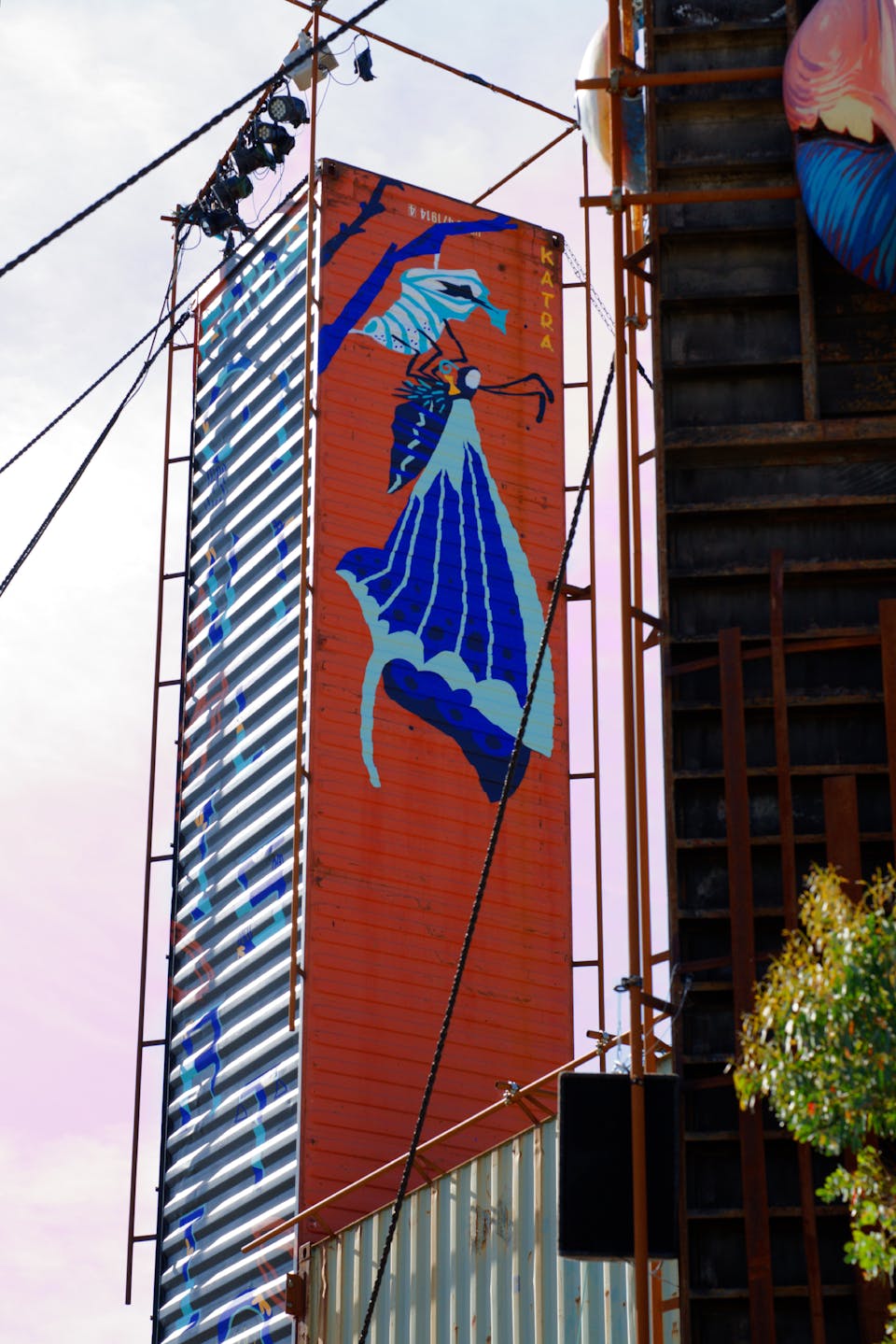 Peinture murale de papillon, apposée sur l'une des structures de la zone d'art libre de Transfert.