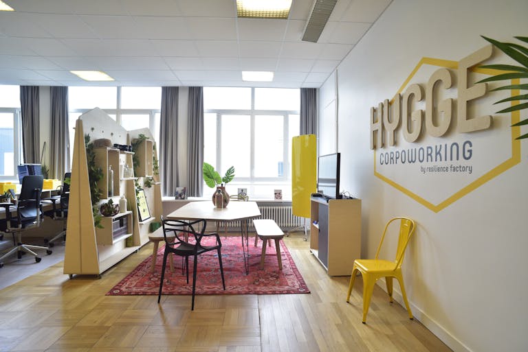 Design d'espace et aménagement de mobilier en bois dans une salle à manger lors de l'agencement des bureaux de HYGGE.