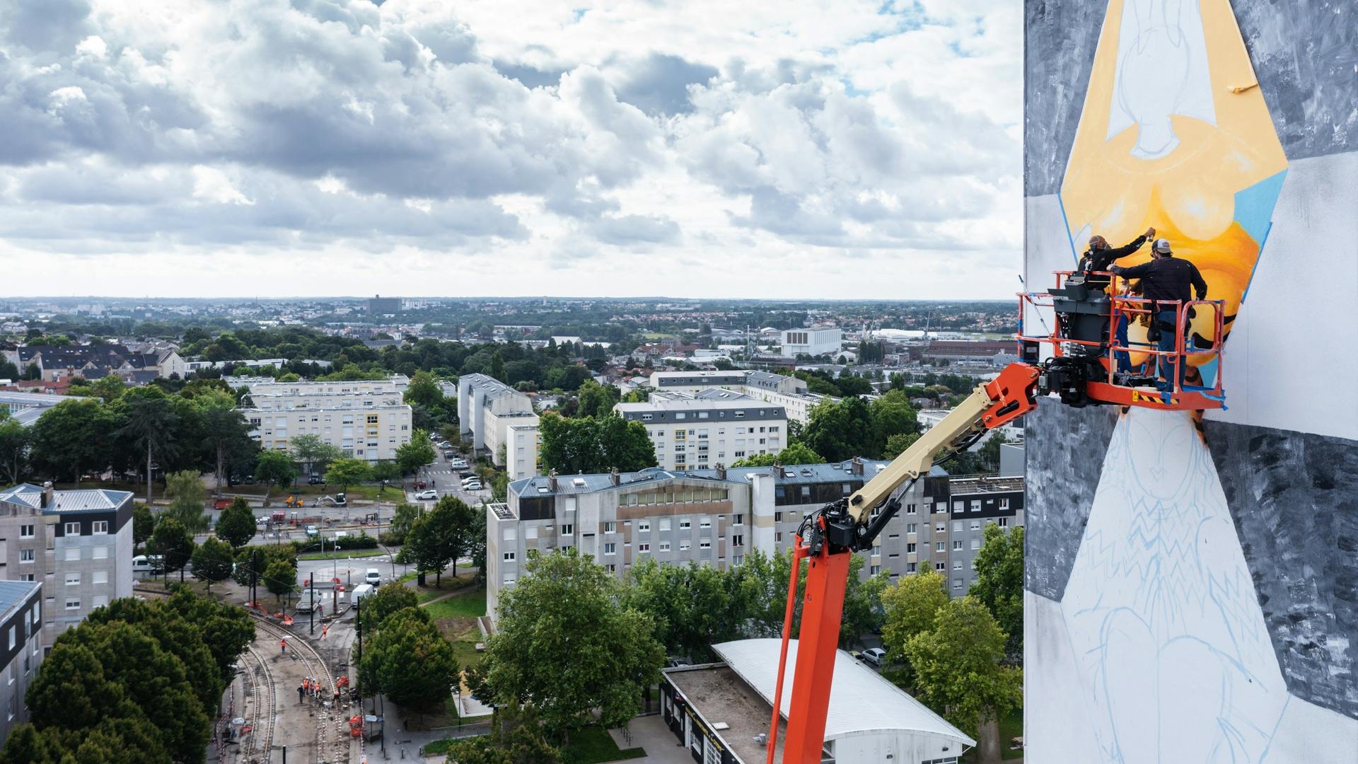 Panorama de la ville de Nantes et du quartier Bellevue durant la réalisation du projet de Street Art "Proches, brisons les murs".