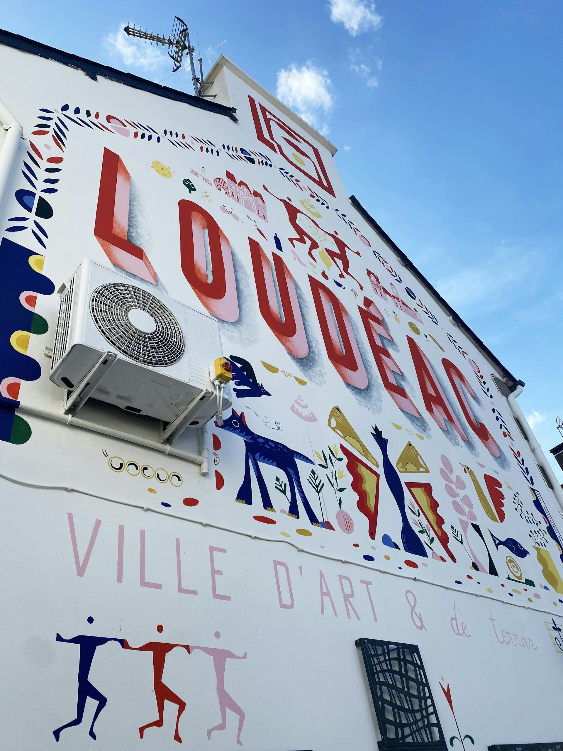 Fresque murale désignant l'entrée de la ville de Loudéac, réalisée par les designers du Studio Katra.