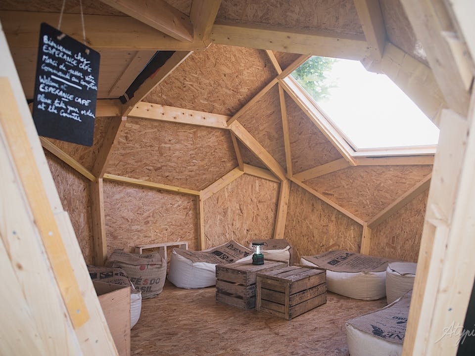 Aménagement de l'intérieur d'un des modules en bois et en toile de jute pensé par le Studio Katra.