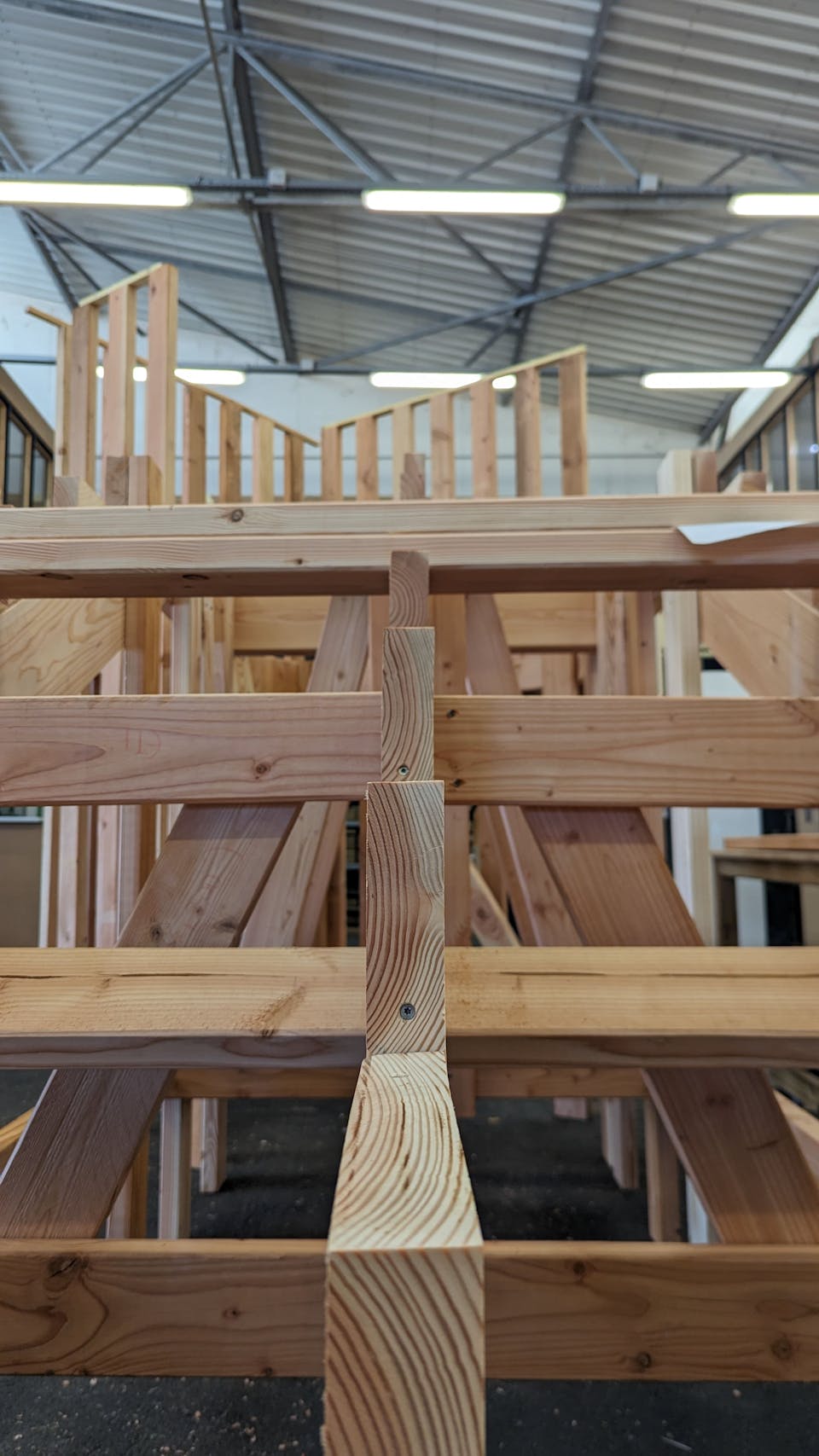 Processus de fabrication d'un promontoire en bois au sein des ateliers du Studio Katra.