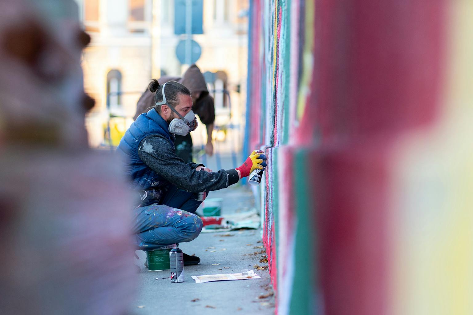 Camille, artiste designer du studio Katra, peint en street art une fresque à Cluj.