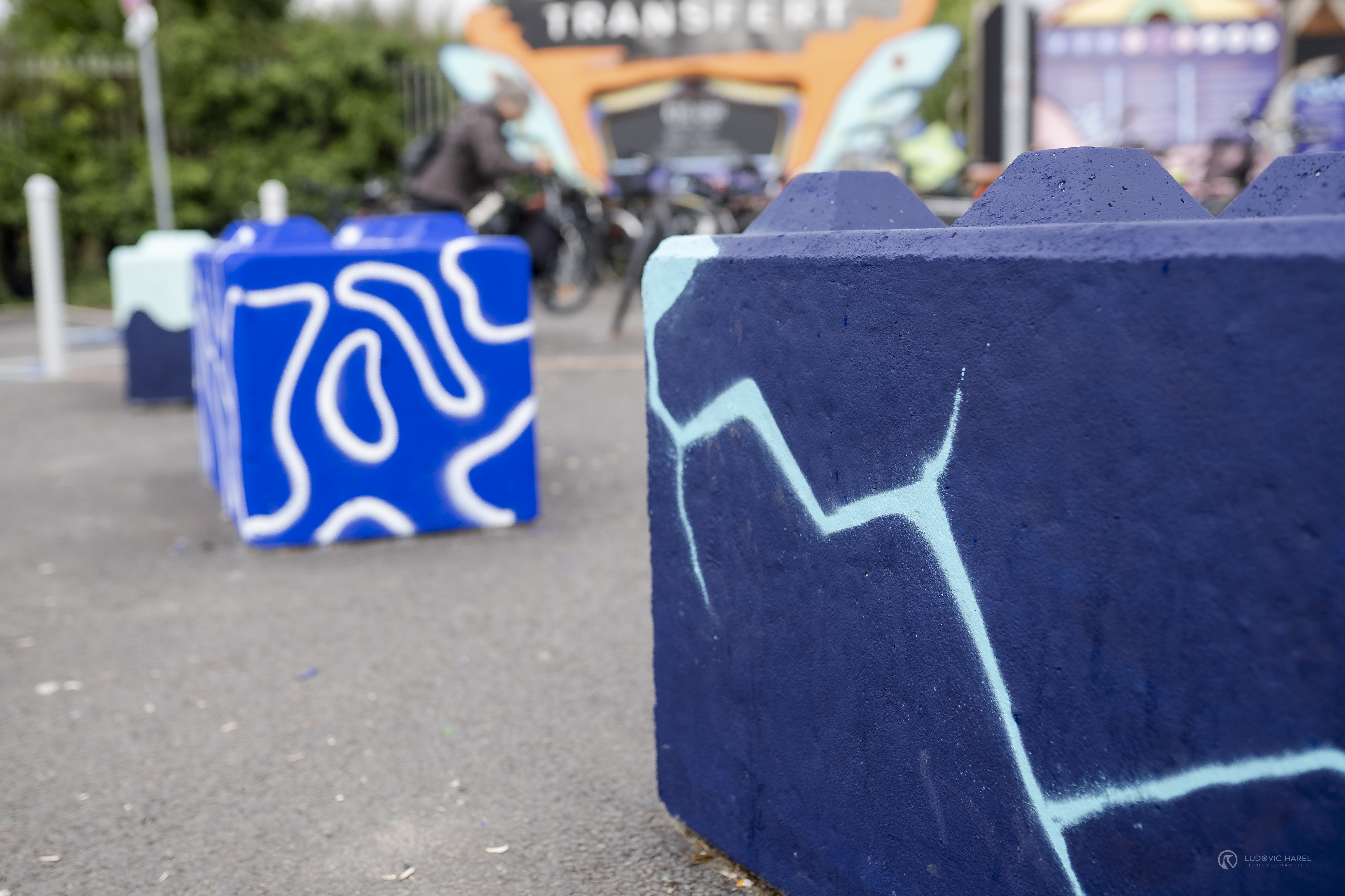 Bloc de béton à l'entrée de l'événement Transfert, reprenant les couleurs de son identité visuelle.
