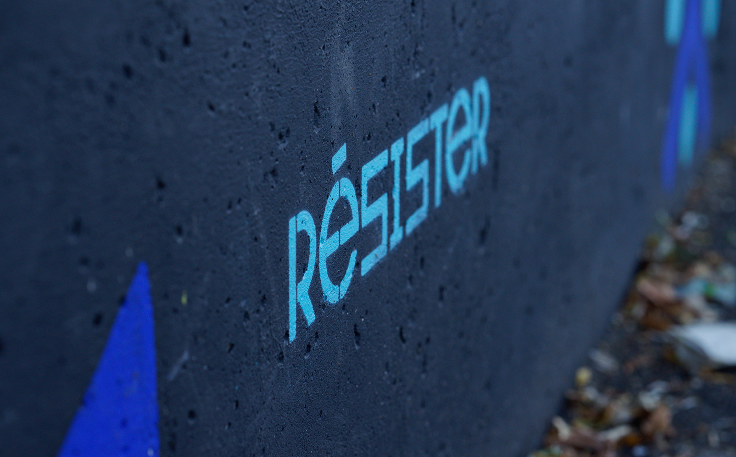 Pan de mur symbolisant la résistance selon l'identité graphique de l'événement culturel nantais de Transfert. 