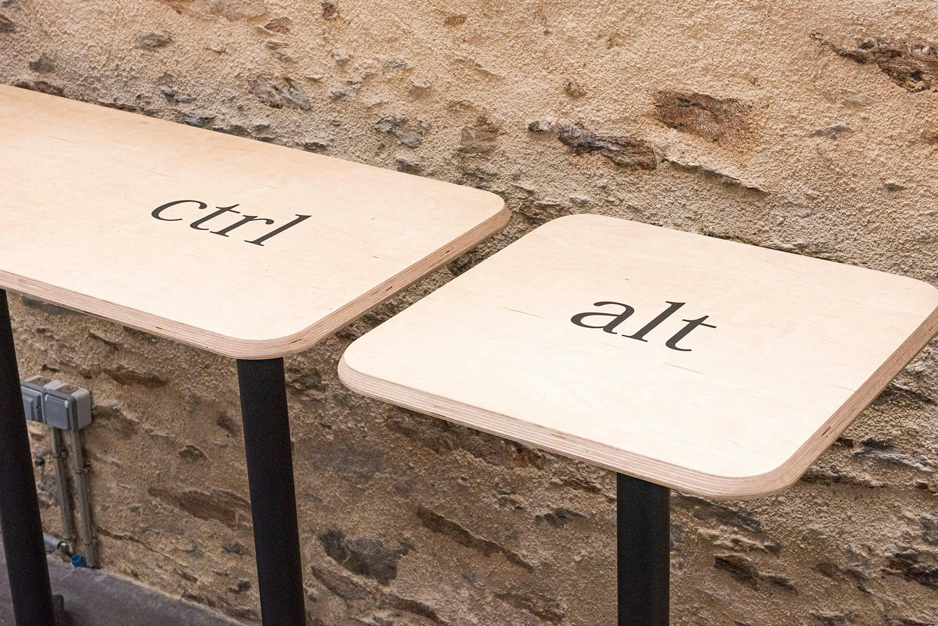 Tables en bois au design de touches de clavier, inclus dans le branding de Valeuriad.