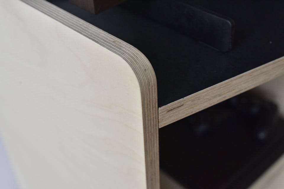 Zoom sur du mobilier fait de bois pour le design d'espace et l'agencement des bureaux de HYGGE.