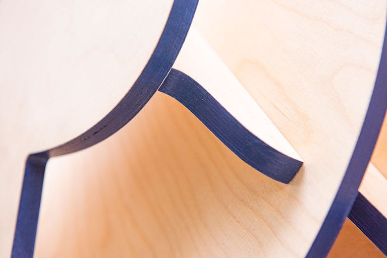 Confection d'un héron en bois par le Studio Katra dans ses ateliers.