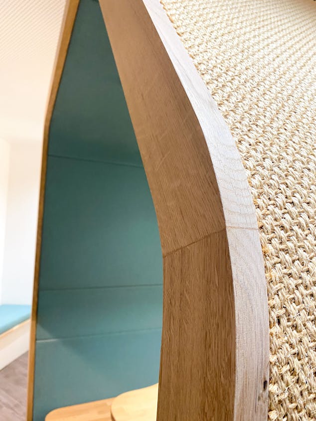 Des cabines d'isolement, dédiées aux réunions ayant lieu au sein de la Maison de l'Entreprise à Saint-Nazaire, conçues par l'agence de design Katra dans le cadre de son aménagement d'intérieur.