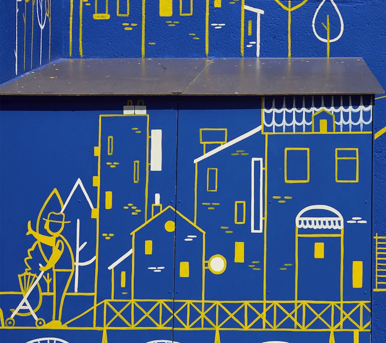 Street art illustrations murales basées sur la nouvelle identité visuelle de la rue Biesse Nantes