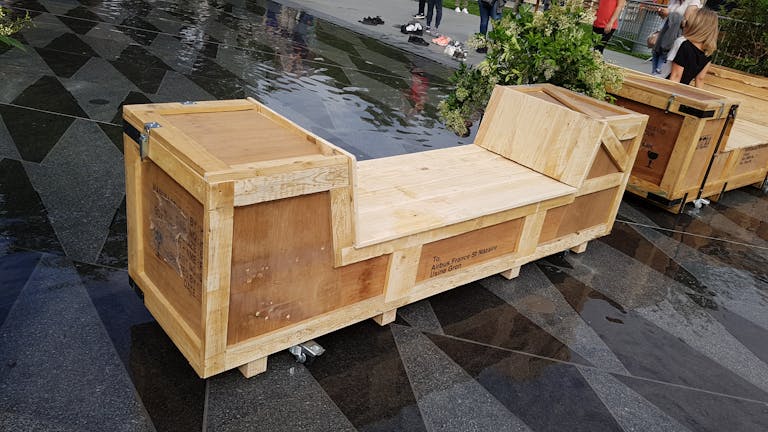 Assises en bois créées par le Studio Katra pour le festival des jeunes SPOT.