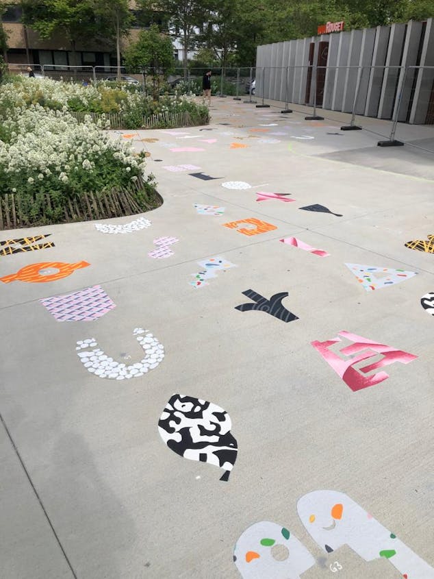 Les différents glyphes peints sur le sol lors du parcours inter-écoles réalisé en collaboration avec les élèves de la Joliverie et le Voyage à Nantes.