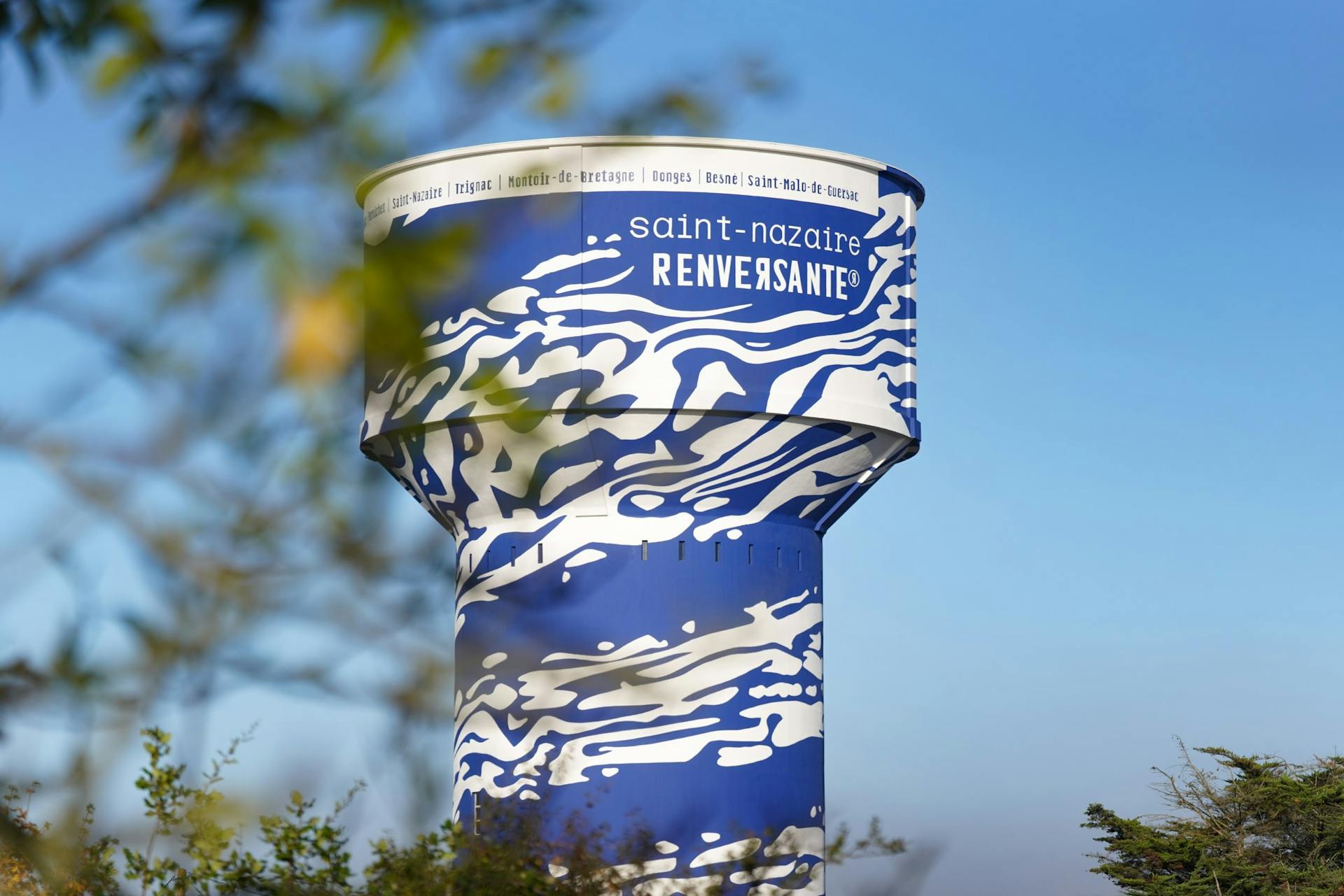 Une fresque murale extérieure gigantesque, pensée par le Studio Katra et peinte par l'artiste Gildas Thomas pour Saint-Nazaire Renversante.