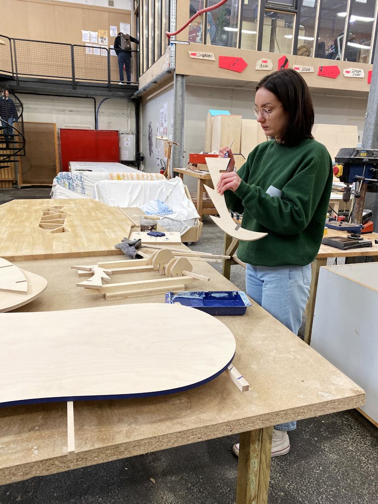 Assemblage d'un héron en bois à taille humaine pour Valeuriad et sa nouvelle apparence.