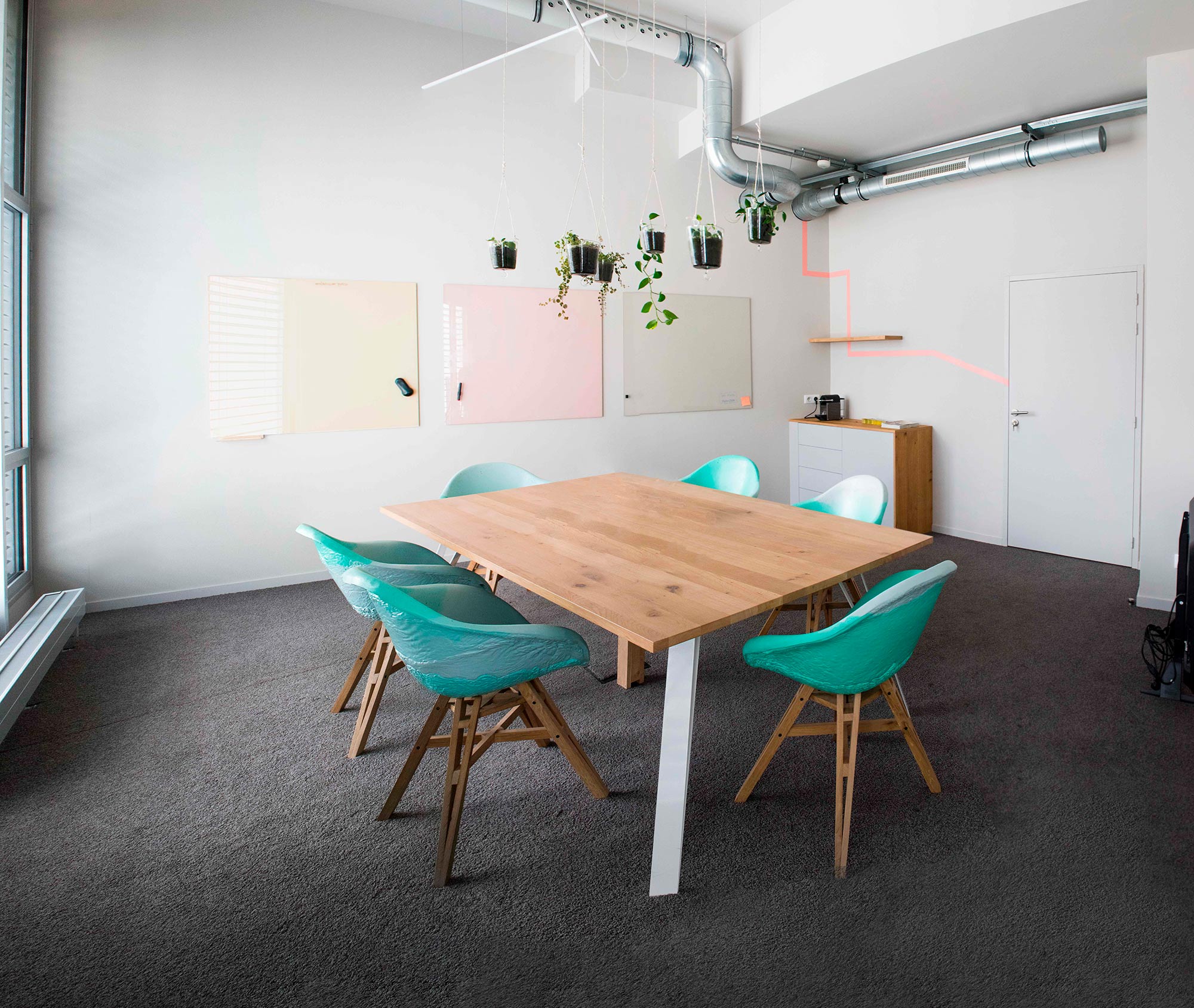 Espace de réunion aménagé via le projet de design d'espace du groupe "Chessé".