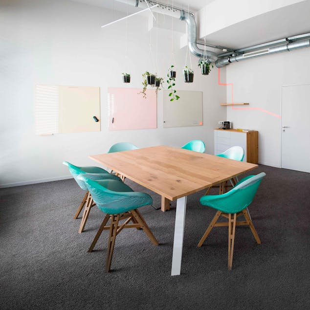 Espace de réunion aménagé via le projet de design d'espace du groupe "Chessé".