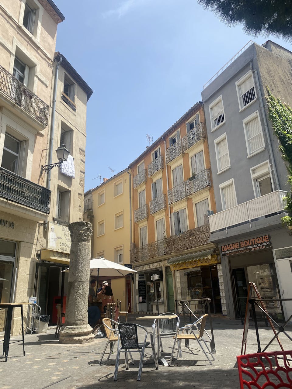 L'agence de design urbain Studio Katra visitant les ruelles de la ville de Narbonne.