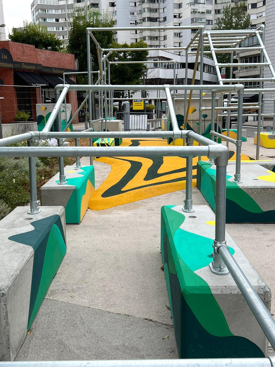 Une aire de suspension dédiée à la pratique du parkour au cœur d'Evry-Courcouronnes.