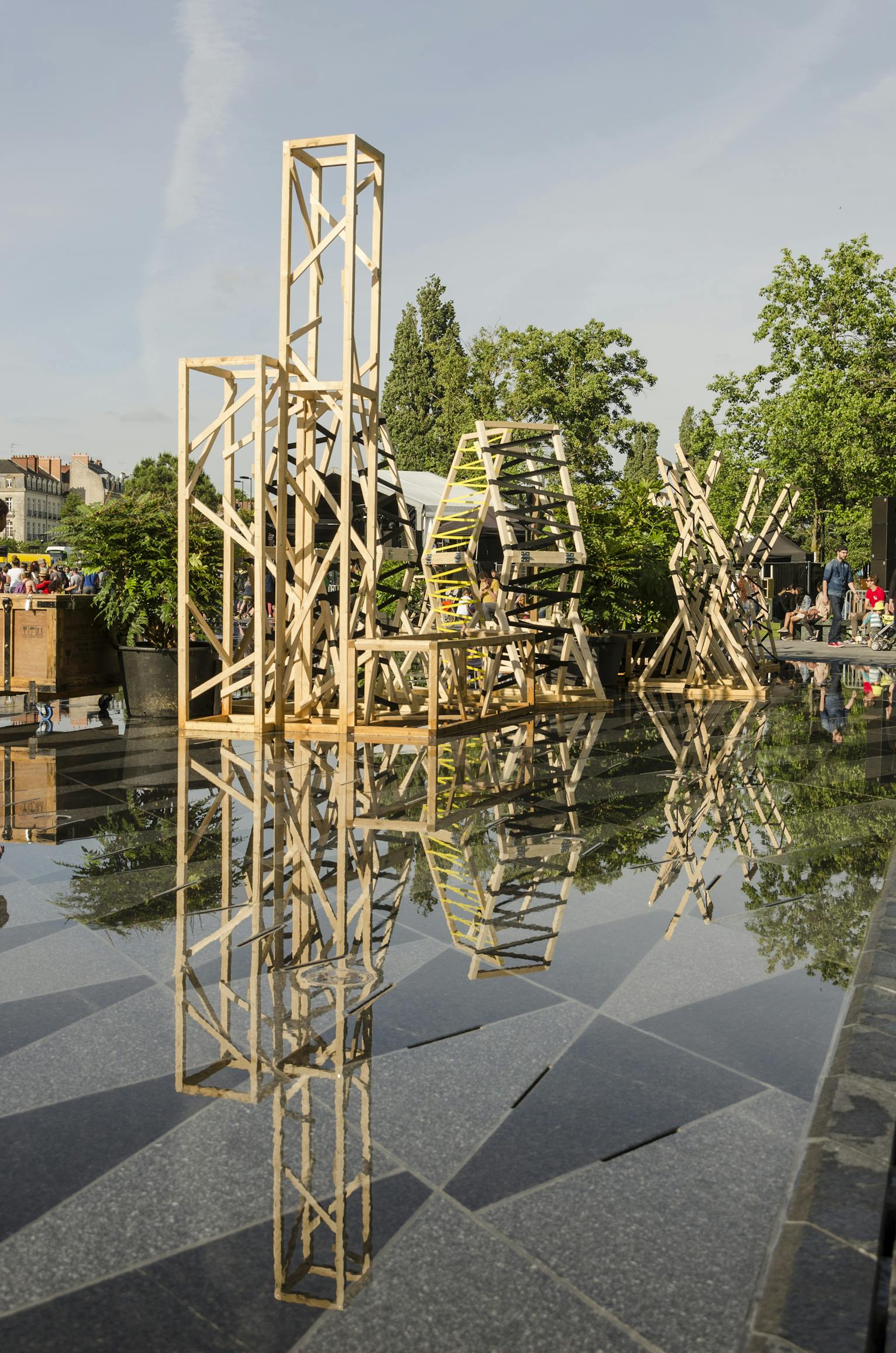 Le miroir d'eau décoré des création de bois du Studio Katra durant le festival des initiatives des jeunes à Nantes.