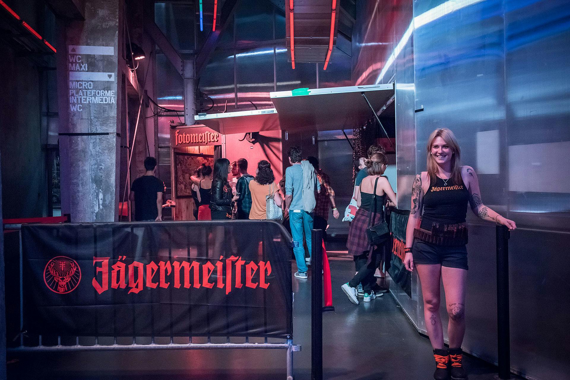 Les hôtesses de la marque allemande Jägermeister accueillent les groupes du Stereolux voulant se faire prendre en photo.
