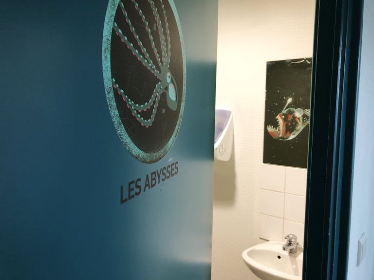 Identité visuelle design d'espace porte de toilettes Open Lande.