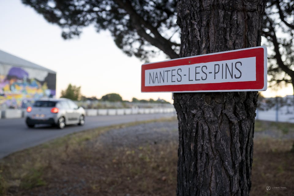 Photo d'un panneau de route "Nantes les Pins"