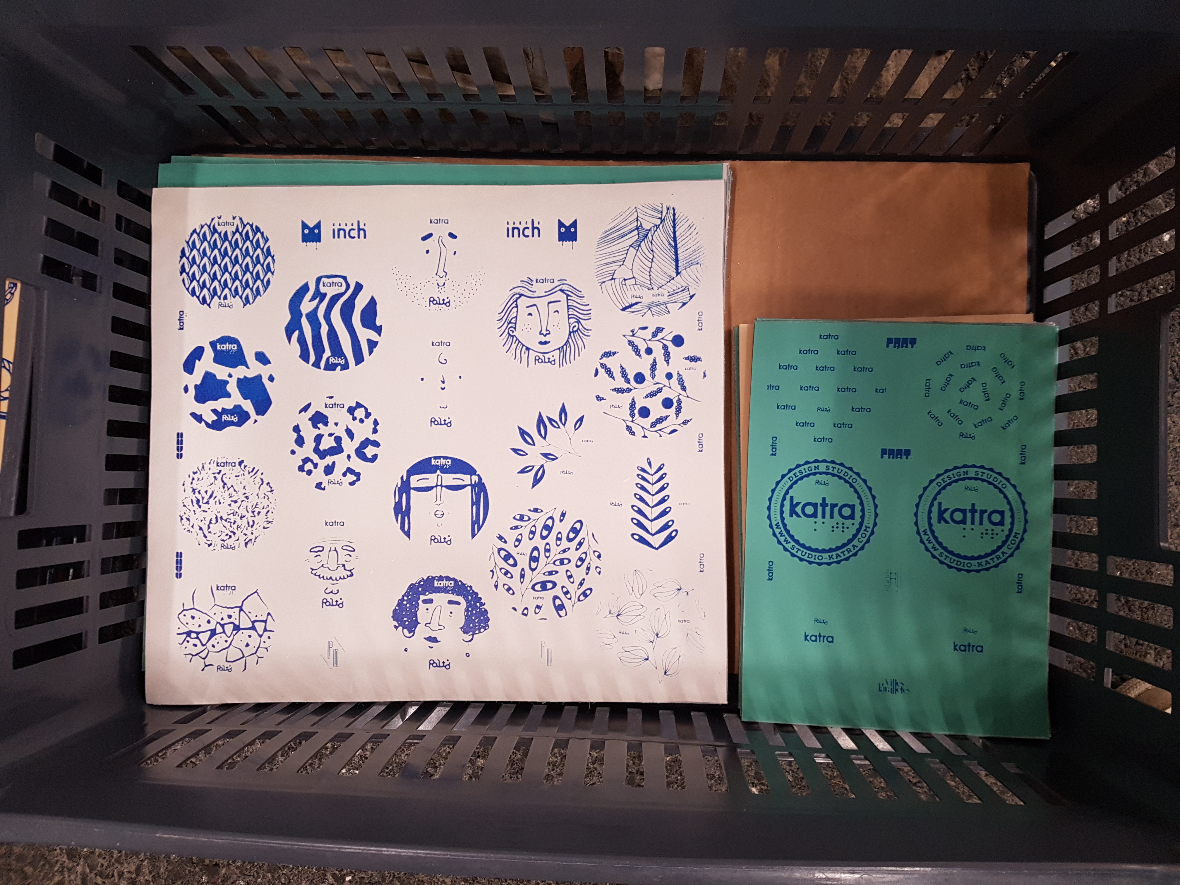 Des chutes de cuir imprimées en sérigraphie dans les ateliers du Studio Katra lors de la confection de palets en cuir d'intérieur "Palto".