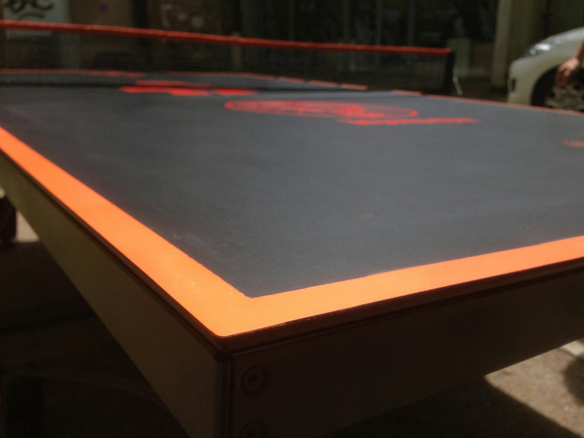 Coin d'une table de bière-pong à l'image de Jägermeister, designée par le Studio Katra.