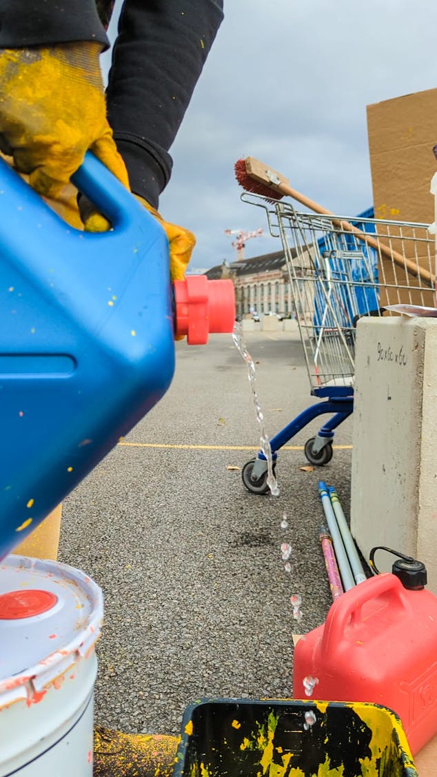 Les designers du Studio Katra préparent la peinture nécessaire au chantier de l'espace Alice Milliat, un projet de design actif réalisé sur le Parc des Chantiers de l'Île de Nantes.