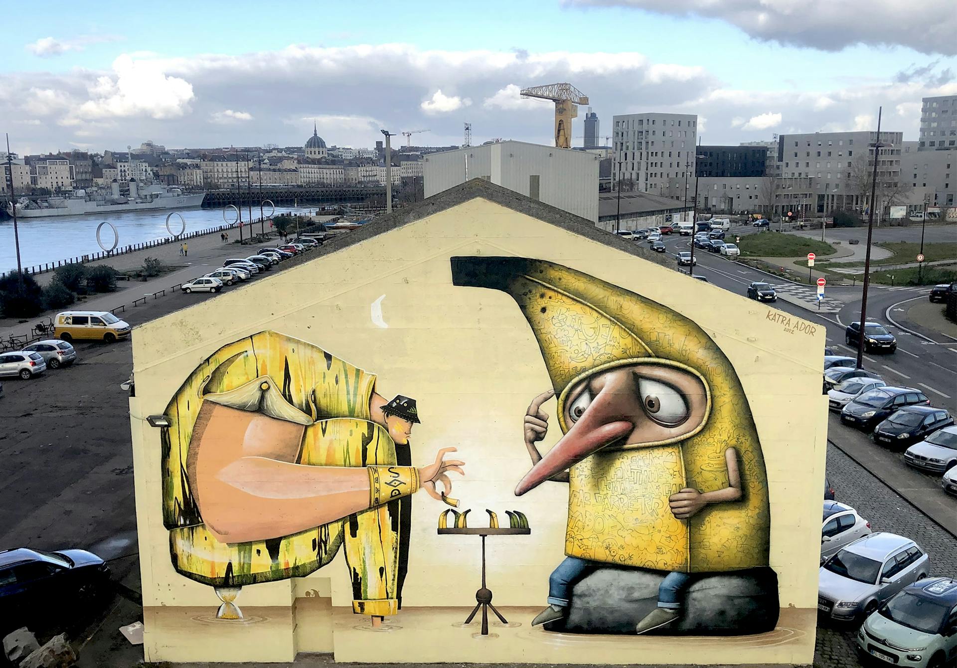 Vue de haut d'une fresque murale collaborative au hangar à bananes entre Ador et l'agence de design graphique Studio Katra.
