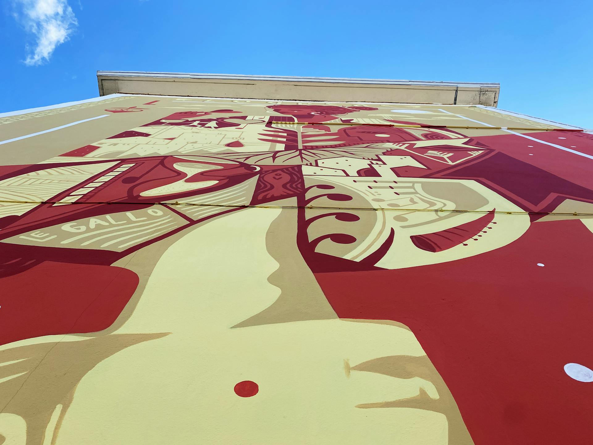 Plan en contreplongée de la fresque "Plein les yeux, près du cœur" de la ville de Loudéac, réalisée par le Studio Katra.