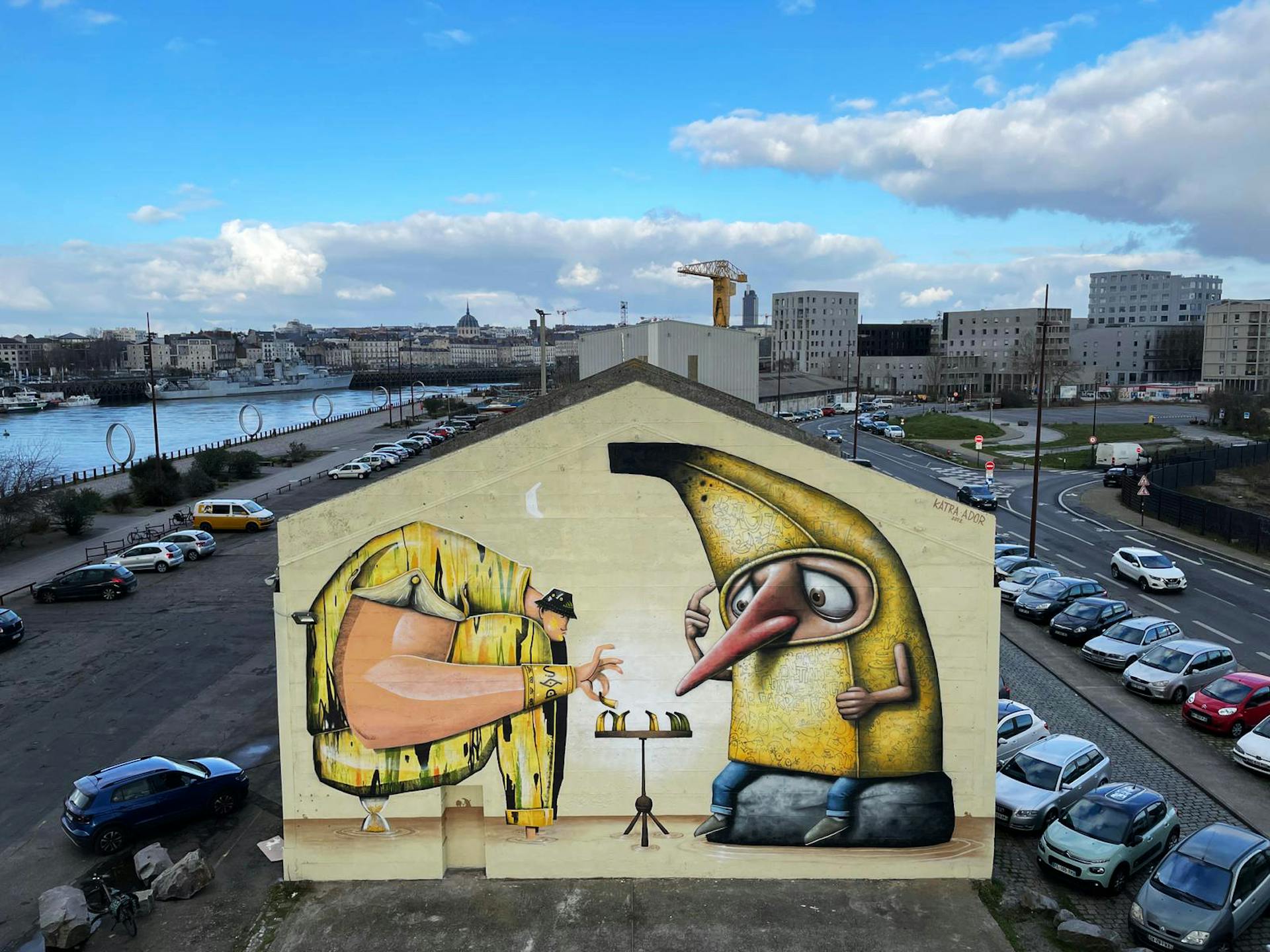 Prise de vue aérienne du projet "Une partie de banane" réalisé sur l'Île de Nantes par les artistes streetart nantais.