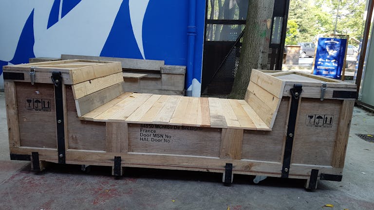 Assises en bois fabriquées au sein des ateliers du Studio KATRA.