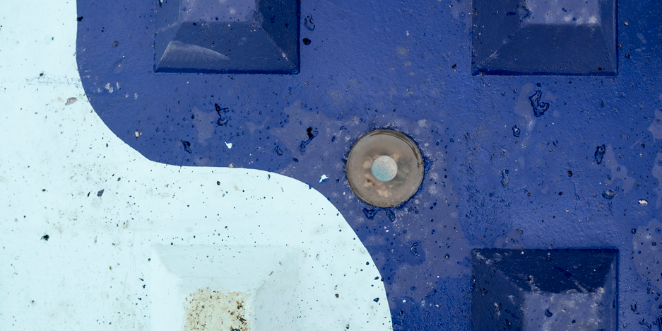 Zoom sur un bloc de béton à l'image de l'identité visuelle de la zone libre d'art de Transfert.